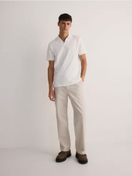 Koszulka polo regular fit - biały. Białe koszulki polo męskie Reserved, l, bez wzorów, z bawełny, bez ramiączek. W wyprzedaży za 89.99 zł.