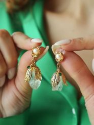 L'Atelier de Gaia Pozłacane kolczyki-wkrętki rozmiar: onesize. Białe kolczyki damskie L'Atelier de Gaia, z perłą, pozłacane. Za 39.99 zł.