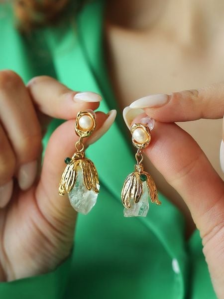 L'Atelier de Gaia Pozłacane kolczyki-wkrętki rozmiar: onesize. Białe kolczyki damskie L'Atelier de Gaia, z perłą, pozłacane. Za 39.99 zł.