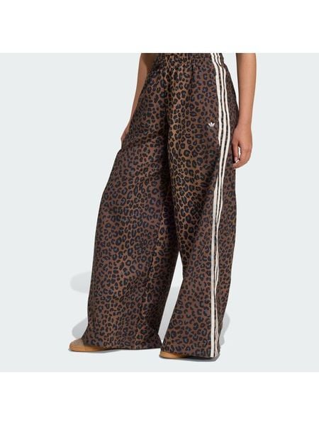 Adidas Spodnie dresowe Leopard Firebird JW7302 Brązowy Wide Leg. Brązowe spodnie dresowe damskie Adidas, l, bez wzorów, z dresówki. Za 529.99 zł.