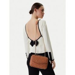Torebka Guess. Czarne torebki klasyczne damskie Guess, z aplikacjami, bez dodatków. Za 584.99 zł.