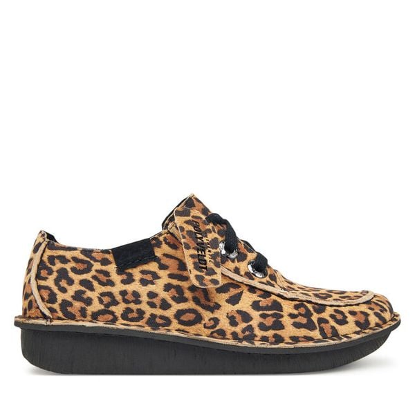 Półbuty Clarks. Brązowe półbuty damskie Clarks, bez wzorów, bez obcasa, na płaskiej podeszwie. Za 389.99 zł.