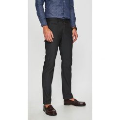 Pierre Cardin - Spodnie Lyon. Czarne spodnie materiałowe męskie Pierre Cardin, bez wzorów, z bawełny, casualowe. W wyprzedaży za 239.90 zł.