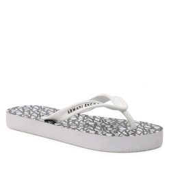 Japonki Armani Exchange. Białe klapki damskie Armani Exchange, bez wzorów, bez obcasa. Za 129.99 zł.