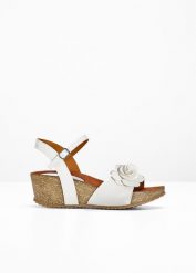 Sandały na koturnie. Białe sandały damskie bonprix, bez wzorów, bez obcasa, na koturnie. Za 149.99 zł.