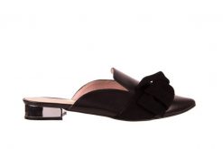 Klapki Bayla-097 01 Czarne Klapki, skóra naturalna - 36. Czarne klapki damskie Bayla, bez wzorów, ze skóry, bez obcasa, na obcasie. W wyprzedaży za 134.10 zł.