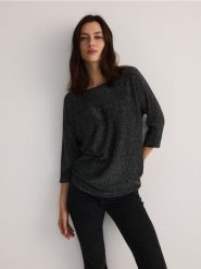 Sweter z metalizowaną nitką - czarny. Czarne swetry klasyczne damskie Reserved, l, z wiskozy, bez kołnierzyka. W wyprzedaży za 39.99 zł.