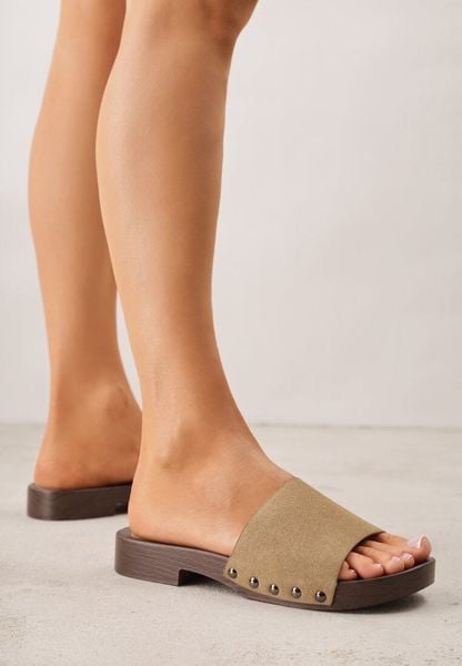 Ciemnobeżowe Klapki z Nitami po Bokach Xerxathan. Brązowe klapki damskie Renee, bez wzorów, bez obcasa, na płaskiej podeszwie. Za 69.99 zł.