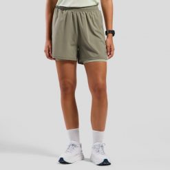 Spodenki damskie Odlo ESSENTIAL 4 INCH 2-in-1 short. Brązowe szorty damskie Odlo, bez wzorów, sportowe. Za 197.80 zł.