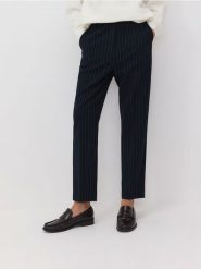 Spodnie jogger z wiskozą - granatowy. Niebieskie spodnie materiałowe damskie Reserved, bez wzorów, z tkaniny. W wyprzedaży za 89.99 zł.