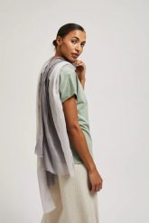 Szal letni z postrzępionym brzegiem szary. Szare szaliki i kominy damskie MOODO, na lato, bez wzorów. W wyprzedaży za 19.99 zł.