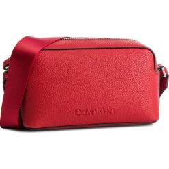 Torebka CALVIN KLEIN - Race Crossbody K60K604881 640. Czerwone listonoszki damskie CALVIN KLEIN, bez wzorów, ze skóry ekologicznej, bez dodatków. W wyprzedaży za 279.00 zł.