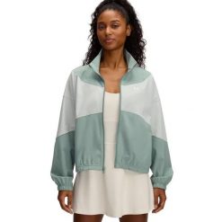 Kurtka treningowa damska wodoodporna z 4-way stretch Under Armour 1389631. Zielone kurtki damskie Under Armour, bez wzorów, z elastanu, bez kaptura. Za 349.99 zł.