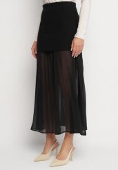 Czarna Wiskozowa Spódnica Tiulowa z Plisami i Podszewką Avelora. Czarne spódniczki damskie Born2be, m, bez wzorów, z materiału, eleganckie, maxi. Za 109.99 zł.