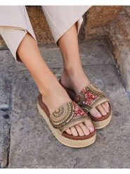 Bellucci Klapki w kolorze złotym ze wzorem rozmiar: 40. Żółte klapki damskie Bellucci, bez wzorów, bez obcasa, na platformie. Za 100.04 zł.