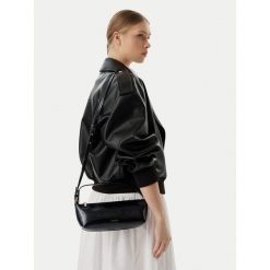 Torebka Calvin Klein. Czarne torebki klasyczne damskie CALVIN KLEIN, bez wzorów, bez dodatków. Za 449.99 zł.