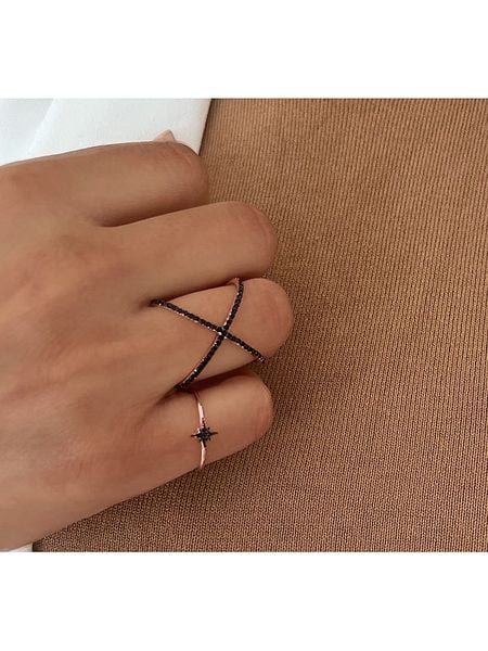 DI GIORGIO Pozłacany pierścionek z cyrkoniami rozmiar: 52. Czarne pierścionki damskie DI GIORGIO, z cyrkonią, pozłacane. Za 139.54 zł.