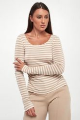 Bluzka damska wełniana Africa MM. Bluzki damskie MM, l, bez wzorów, z wełny, bez kołnierzyka, bez ramiączek. Za 629.00 zł.