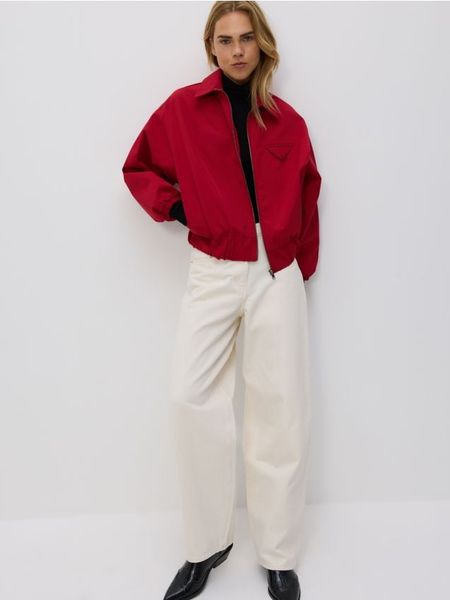 Kurtka bomberka z kołnierzykiem - czerwony. Czerwone kurtki damskie Reserved, l, bez wzorów, z bawełny, bez kaptura. W wyprzedaży za 159.99 zł.