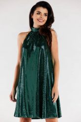 Sukienka trapezowa z dekoltem halter neck błyszcząca zielona. Zielone sukienki damskie Sukienki.shop, na imprezę, l, bez wzorów, wizytowe, bez kołnierzyka, bez ramiączek, trapezowe. Za 309.00 zł.