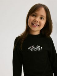 Koszulka z aplikacją - czarny. Czarne koszulki dziewczęce Reserved, z aplikacjami, z dzianiny, bez ramiączek. W wyprzedaży za 25.99 zł.