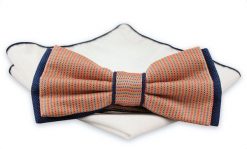 Pomarańczowa Mucha z Białą Poszetką -CHATTIER- Męska, Podbicie Granatowe, w Paski. Niebieskie krawaty i muchy męskie Chattier, bez wzorów, eleganckie. Za 59.00 zł.