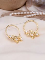 Pierres delicates Pozłacane kolczyki-wkrętki z perłami rozmiar: onesize. Żółte kolczyki damskie Pierres delicates, z perłą, pozłacane. Za 82.83 zł.