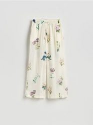 Spodnie z lyocellem - wielobarwny. Spodnie materiałowe damskie Reserved, bez wzorów, z lyocellu. Za 159.99 zł.