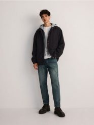 Jeansy carrot z efektem sprania - indigo jeans. Niebieskie jeansy męskie Reserved. W wyprzedaży za 69.99 zł.