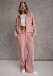 Różowy Prążkowany Komplet Dresowy Spodnie o Szerokim Kroju i Bluza z Kapturem Rerih. Czerwone bluzy z kapturem damskie Renee, l, z dresówki. Za 169.99 zł.