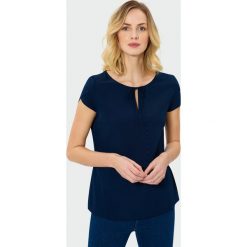 Klasyczna bluzka. Bluzki damskie Greenpoint, bez wzorów, z poliesteru, klasyczne, bez kołnierzyka, bez ramiączek. Za 39.99 zł.