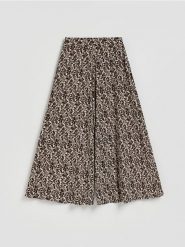 Wzorzyste spodnie palazzo - wielobarwny. Spodnie materiałowe damskie Reserved, bez wzorów, z dzianiny. Za 119.99 zł.