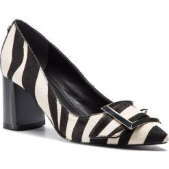 Półbuty GUESS - FL5DMS FUR08 WHIBL. Białe półbuty damskie Guess, z aplikacjami, ze skóry ekologicznej, eleganckie, bez obcasa, na obcasie. W wyprzedaży za 399.00 zł.