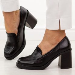 Czarne mokasyny damskie na słupku Jezzi 2461-5. Czarne mokasyny damskie Jezzi, z jeansu. Za 189.00 zł.