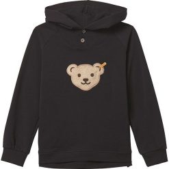Bluza w kolorze czarnym. Czarne bluzy chłopięce Steiff, z aplikacjami, bez ramiączek, bez kaptura. W wyprzedaży za 58.95 zł.