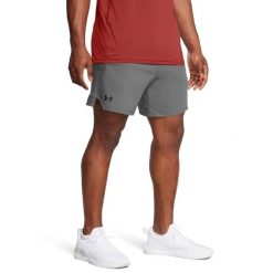 Spodenki krótkie męskie Under Armour Vanish Woven 6in Shorts. Szare szorty męskie Under Armour, bez kołnierzyka. W wyprzedaży za 109.00 zł.