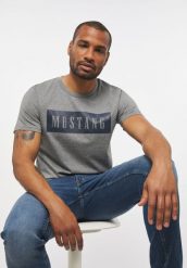 MUSTANG STYLE ALEX C LOGO TEE MĘSKI T-SHIRT KOSZULKA NADRUK MID GREY MELANGE 1013223 4140. Szare t-shirty męskie Mustang, m, bez wzorów, z bawełny, bez kołnierzyka. Za 69.99 zł.