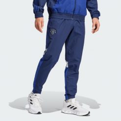 Spodnie dresowe Manchester United Seasonal. Niebieskie spodnie dresowe męskie Adidas, bez wzorów, z dresówki. Za 329.00 zł.