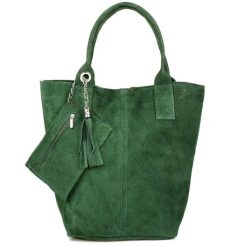 Shopperka skórzana VERA PELLE c. zielona T49. Zielone shopper bag damskie bez wzorów, ze skóry, zamszowe, bez dodatków. Za 208.90 zł.