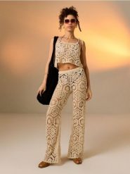 Transparentne spodnie szydełkowe flare - beżowy. Brązowe spodnie materiałowe damskie Sinsay, bez wzorów. Za 59.99 zł.