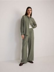 Wzorzysta koszula z wiskozy - ciemnozielony. Zielone koszule damskie Reserved, l, bez wzorów, z tkaniny, bez kołnierzyka, bez ramiączek. W wyprzedaży za 59.99 zł.