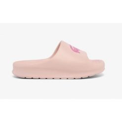 Klapki damskie Lacoste Serve Slide 2.0 na basen. Czerwone klapki damskie Lacoste, bez wzorów, z dresówki, bez obcasa. Za 233.20 zł.