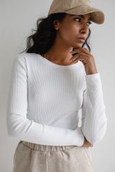 Dopasowany top z długim rękawem z prążkowanej dzianiny w kolorze CLASSIC WHITE - MOODY-XL. Białe topy damskie Marsala, s, bez wzorów, z bawełny, bez kołnierzyka. Za 129.90 zł.