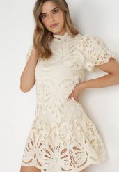 Jasnobeżowa Sukienka Cilleis. Brązowe sukienki damskie Born2be, m, z aplikacjami, z koronki, eleganckie, bez kołnierzyka, bez ramiączek, mini. W wyprzedaży za 175.99 zł.