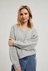 Gładki sweter z dekoltem w serek i ściągaczem szary. Szare swetry klasyczne damskie MOODO, l, z poliesteru, bez kołnierzyka. W wyprzedaży za 79.99 zł.