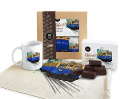 EN57 — paczka (Zawartość paczki: koszulka, torba, kubek, słodycze; Rozmiar koszulki / bluzy: XXL (damska); Kolor koszulki / bluzy: biały; Rodzaj nadru. Białe t-shirty damskie nikiniki, bez wzorów, z bawełny, bez dodatków. Za 179.00 zł.