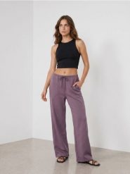 Spodnie dresowe wide leg - fioletowy. Fioletowe spodnie sportowe damskie Sinsay, l, z dresówki, na fitness i siłownię. Za 39.99 zł.