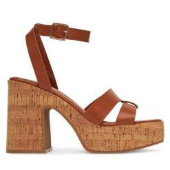 Sandały DeeZee. Brązowe sandały damskie DeeZee, bez wzorów, bez obcasa, na słupku. Za 159.99 zł.