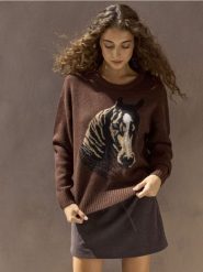 Dzianinowy sweter z motywem konia - brązowy. Brązowe swetry klasyczne damskie Sinsay, l, z dzianiny, bez kołnierzyka. Za 59.99 zł.