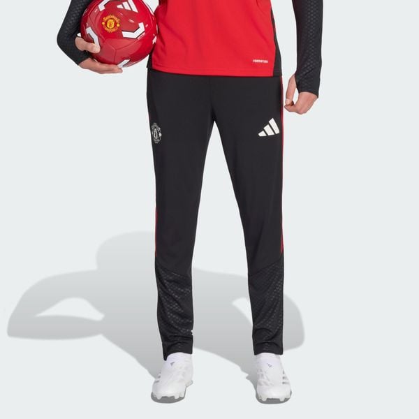 Spodnie treningowe Manchester United 26/27 Tiro. Czarne spodnie sportowe męskie Adidas, z dresówki. Za 349.86 zł.
